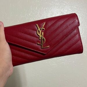 SAINT LAURENT 
Grain De Poudre Matelasse Chevron Monogram Flap Wallet Red